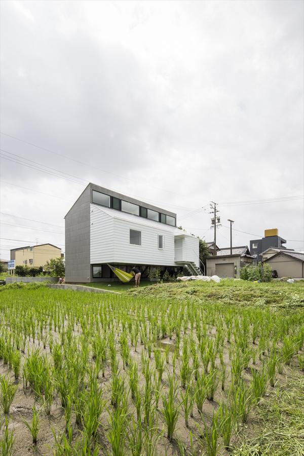 The Spacious Kawate Residence by Keitaro Muto Architects