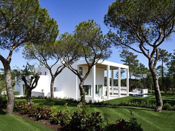 Modern and Bright Cubic Portuguese House Design